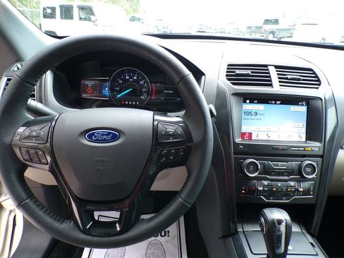 Used 2018 Ford Explorer XLT w/ Equipment Group 202A FWD image 10