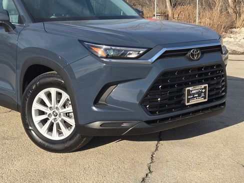 Used 2024 Toyota Grand Highlander XLE image 2