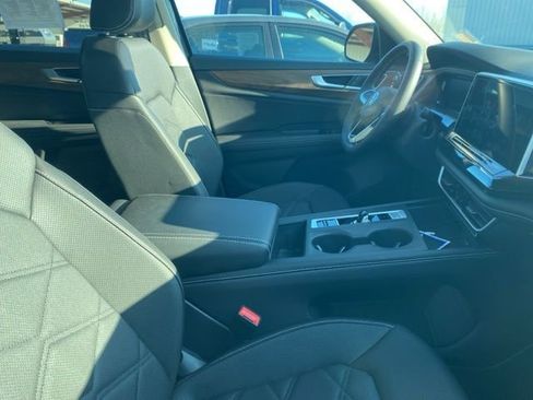 Used 2025 Volkswagen Atlas SE image 6