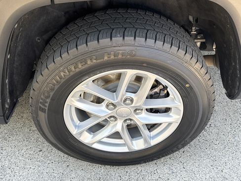 Used 2022 Jeep Grand Cherokee L Laredo w/ Luxury Tech Group I RWD image 19