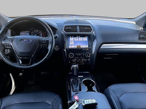 Used 2018 Ford Explorer XLT w/ Equipment Group 202A FWD image 17