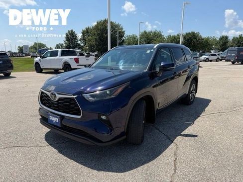 Used 2022 Toyota Highlander XLE AWD/4WD image 3