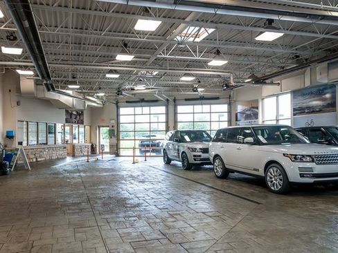 Certified 2025 Land Rover Discovery Metropolitan Edition image 35