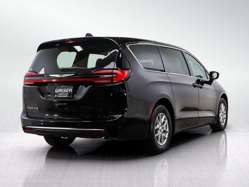 Used 2025 Chrysler Pacifica Select FWD image 5