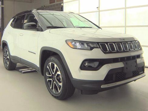 Used 2022 Jeep Compass Limited image 3