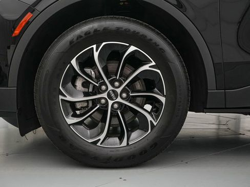 Used 2025 Lincoln Nautilus Premier AWD/4WD image 11