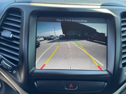 Used 2017 Jeep Cherokee Latitude w/ Comfort/Convenience Group FWD image 20