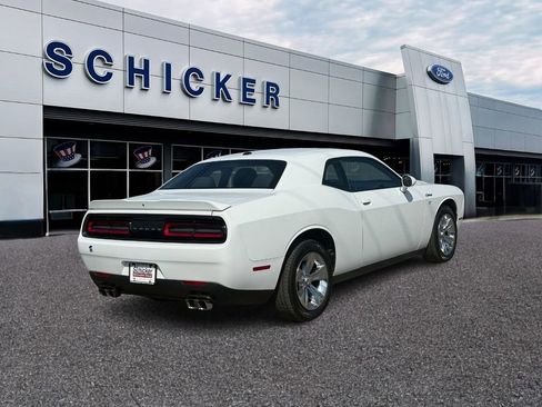 Used 2019 Dodge Challenger SXT image 2