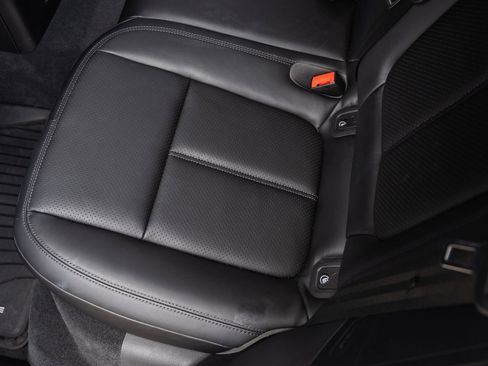 Certified 2025 Porsche Macan AWD/4WD image 36