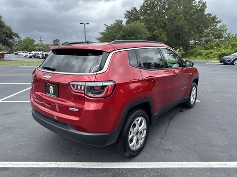 Used 2025 Jeep Compass Latitude AWD/4WD image 5