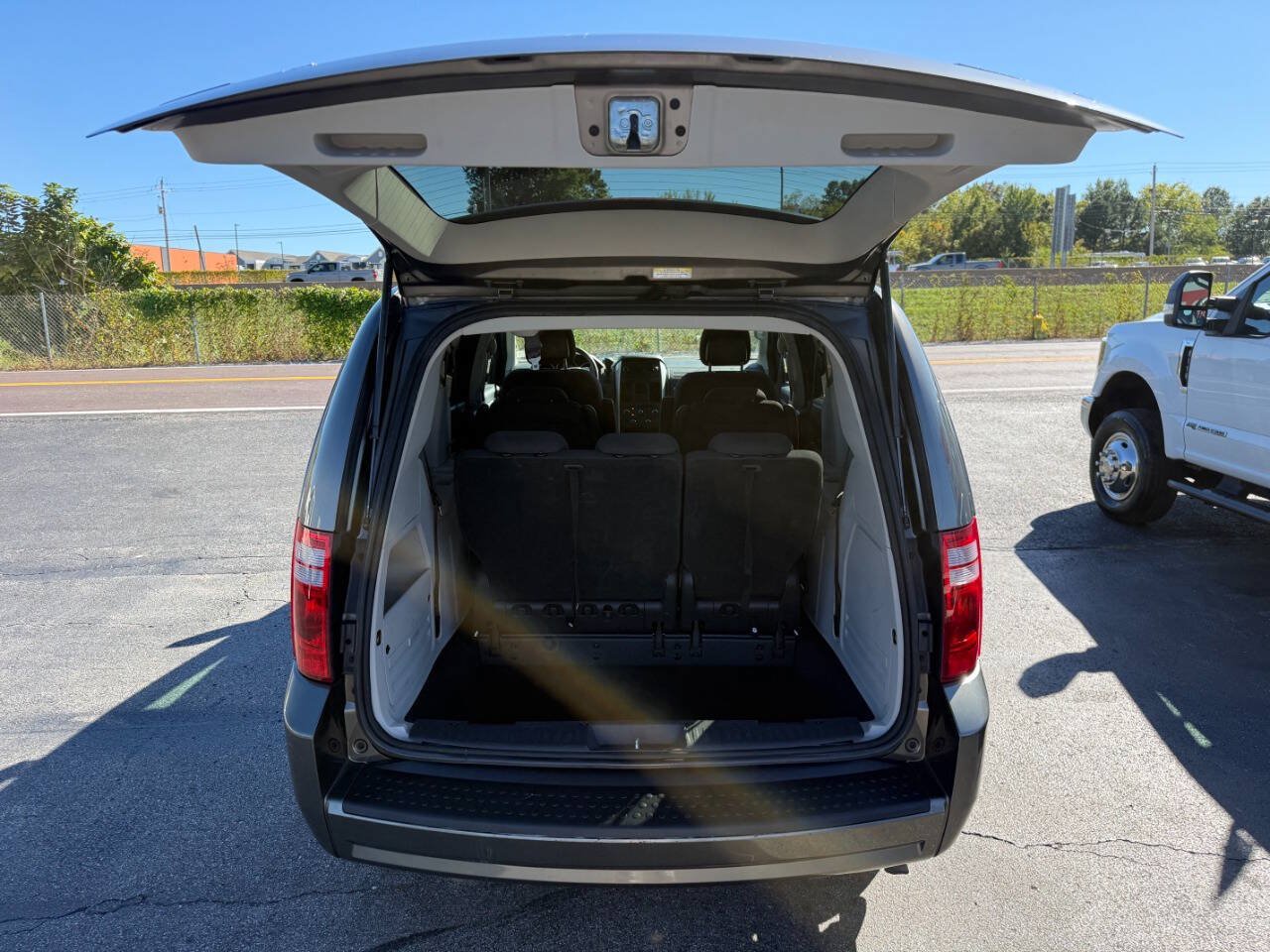 Used 2010 Dodge Grand Caravan SE FWD image 7
