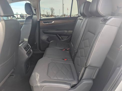 Used 2024 Volkswagen Atlas SE image 24