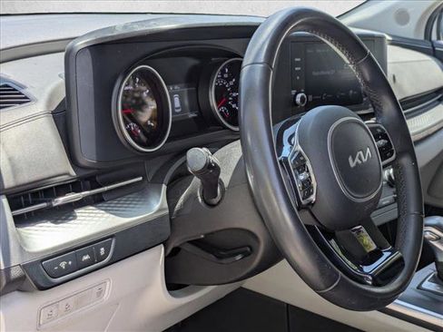Used 2024 Kia Carnival LX FWD image 2