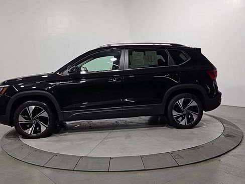 Certified 2024 Volkswagen Taos SE image 2