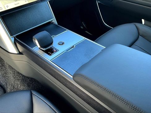 New 2025 Land Rover Range Rover Long Wheelbase SE image 9