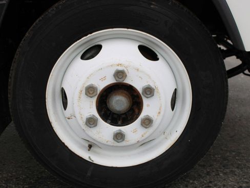 Used 2019 Isuzu NPR image 27