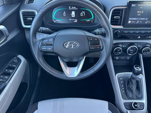 Used 2025 Hyundai Venue SEL FWD image 14