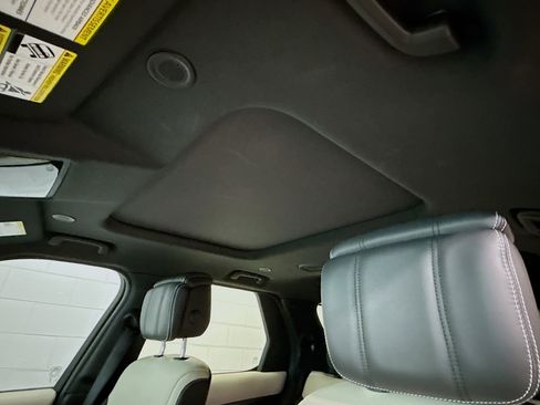 Used 2024 Land Rover Discovery Metropolitan Edition image 27