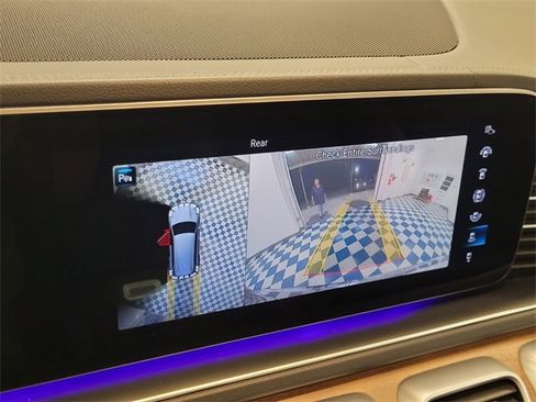 Used 2021 Mercedes-Benz GLS 450 4MATIC image 21