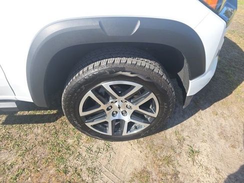 Used 2024 Chevrolet Colorado Z71 w/ Z71 Convenience Package 2 AWD/4WD image 10