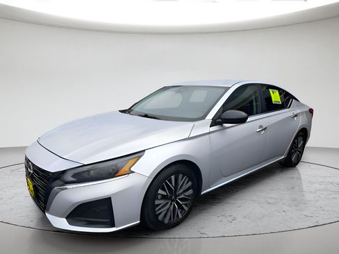 Used 2024 Nissan Altima 2.5 SV FWD image 1
