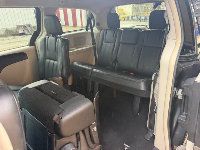 Used 2012 Chrysler Town & Country Touring w/ Entertainment Group #1 FWD image 13