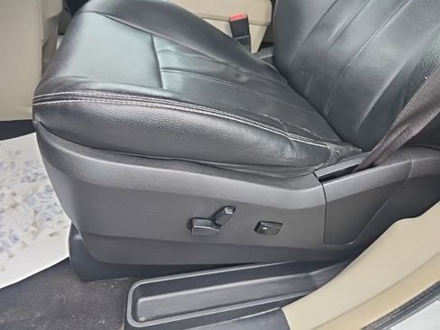 Used 2014 Chrysler Town & Country Touring image 25