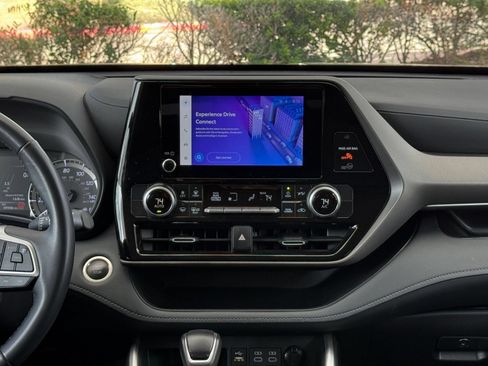Used 2025 Toyota Highlander LE FWD image 14