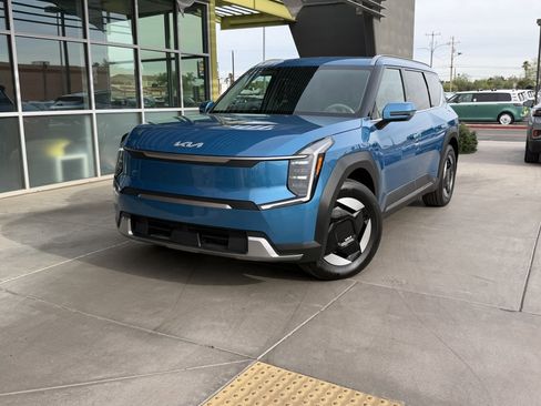 Used 2024 Kia EV9 Wind AWD/4WD image 2
