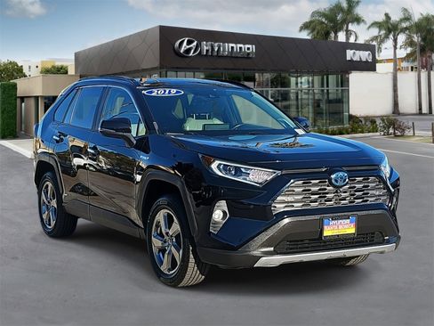 Used 2019 Toyota RAV4 Limited image 1