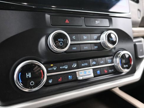 Used 2022 Ford Expedition Limited AWD/4WD image 17