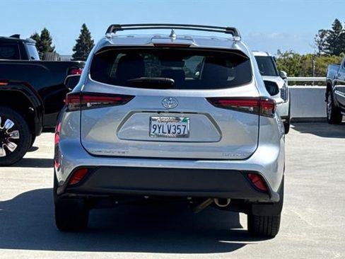 Used 2024 Toyota Highlander XLE AWD/4WD image 4