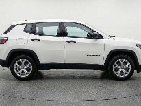 Used 2025 Jeep Compass Latitude image 11