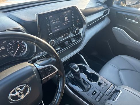 Used 2021 Toyota Highlander XLE image 24