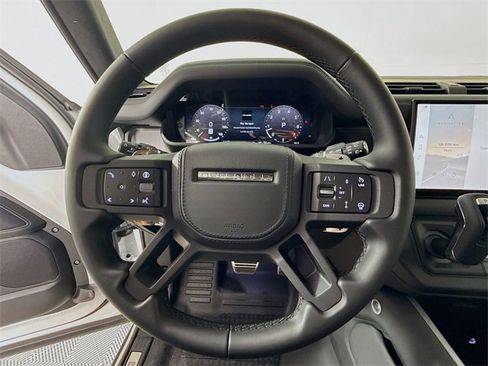 Used 2025 Land Rover Defender 110 V8 image 12