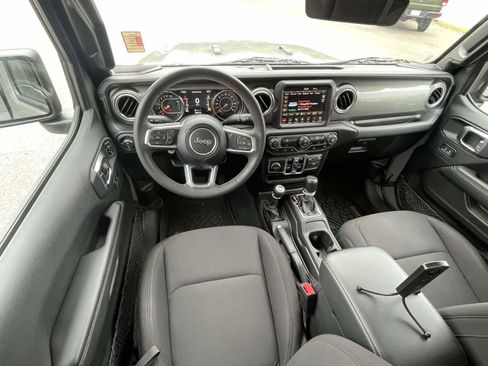 Used 2023 Jeep Gladiator Overland AWD/4WD image 11