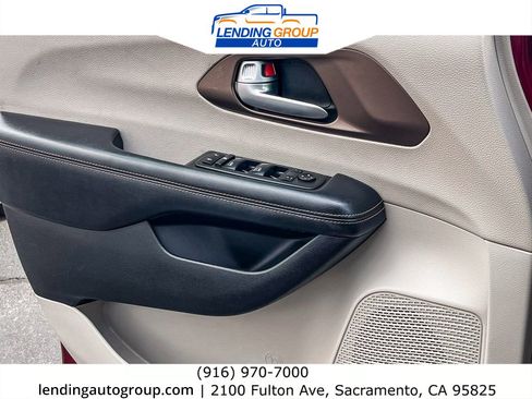 Used 2018 Chrysler Pacifica Touring-L image 19