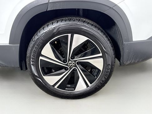 Used 2025 Volkswagen Taos SE image 28