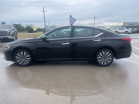 Used 2025 Nissan Altima 2.5 SV FWD image 2