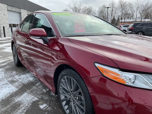 Used 2020 Toyota Camry XLE image 11