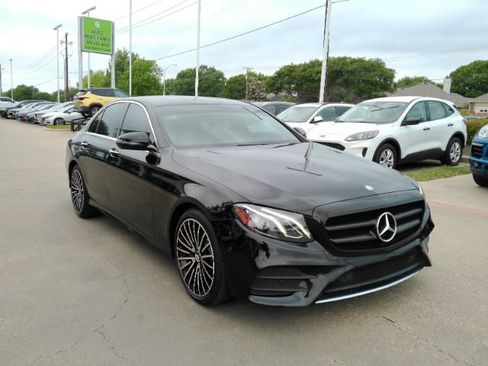 Used 2017 Mercedes-Benz E 300 4MATIC image 4
