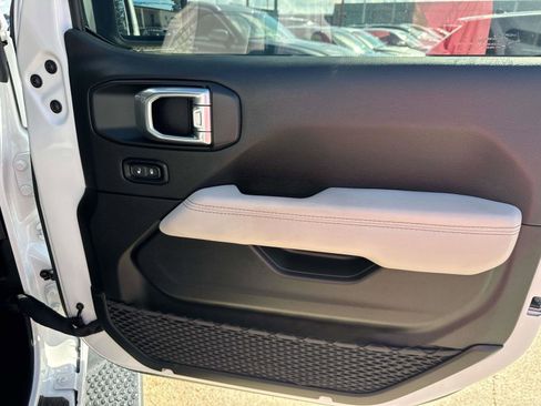 Certified 2022 Jeep Wrangler Unlimited Sahara image 13