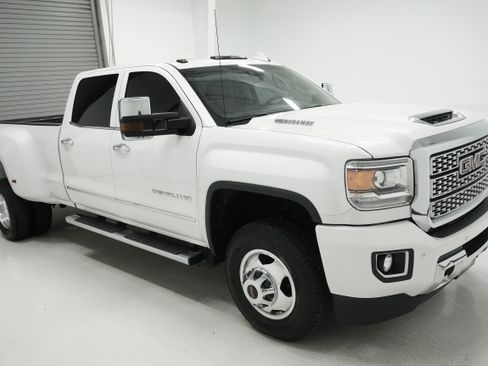 Used 2019 GMC Sierra 3500 Denali w/ Duramax Plus Package image 3
