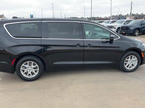 Used 2025 Chrysler Pacifica Select image 2