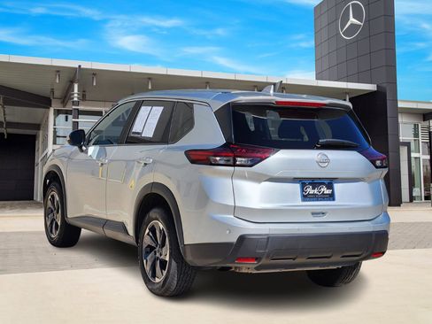 Used 2024 Nissan Rogue SV image 4