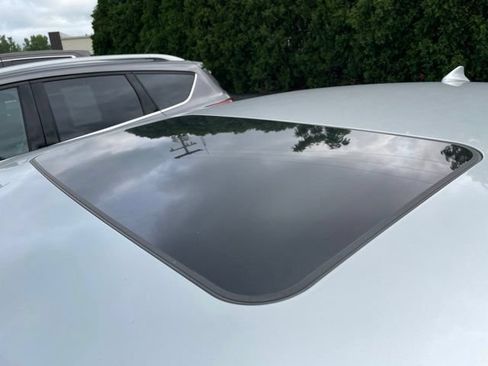 Used 2009 Cadillac DTS w/ Platinum Edition FWD image 2