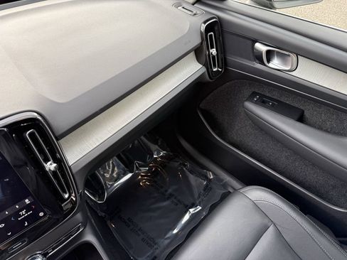 Certified 2025 Volvo XC40 B5 Core image 33