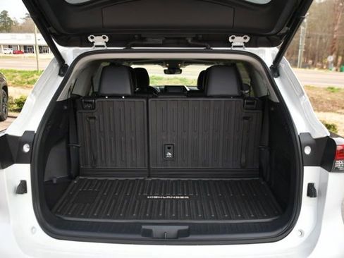 Used 2022 Toyota Highlander XLE image 9