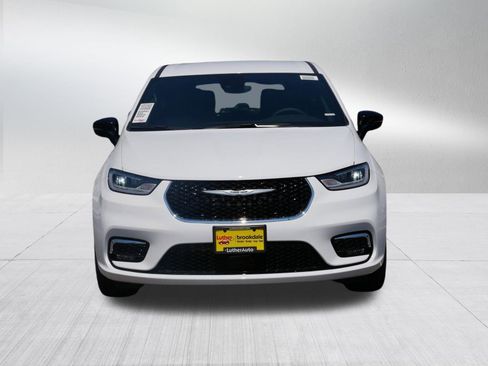 New 2026 Chrysler Pacifica Select image 2