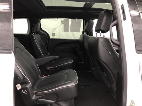 Certified 2024 Chrysler Pacifica Limited w/ S Appearance Package image 12